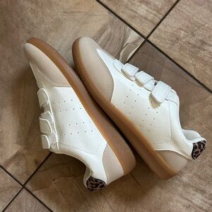 NWOT DV Dolce Vita Women's White
Velcro Sneakers with Leopard